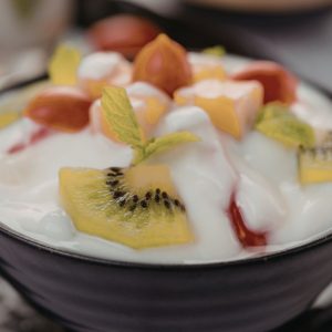 Fruta de temporada con yogur natural en desayuno saludable