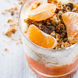 Yogur natural con granola, pasas y gajos de mandarina fresca