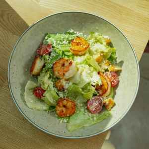 Ensalada de lechuga baby con gambas a la plancha y tomates cherry
