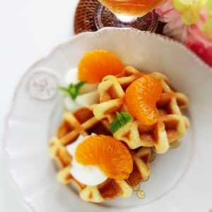 Gofres con gajos de mandarina y yogur natural