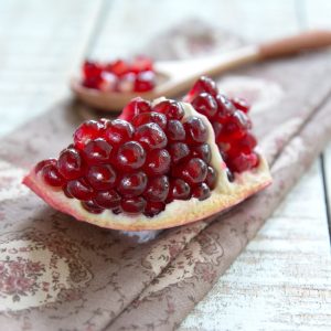 Granada partida mostrando sus semillas frescas