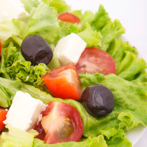 Ensalada griega con lechuga baby, tomates cherry, queso feta y aceitunas negras