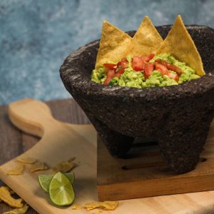 Guacamole casero elaborado con aguacates hass frescos Disfrutaonline, decorado con tomate y totopos