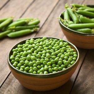 Boles de guisantes frescos listos para cocinar