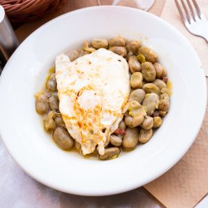 Habas guisadas con huevo