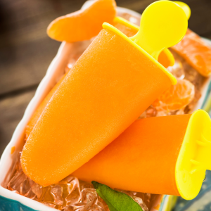 Polos caseros de mandarina natural sobre hielo