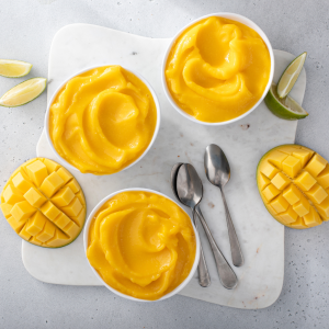 Bolas de helado de mango natural en cuenco