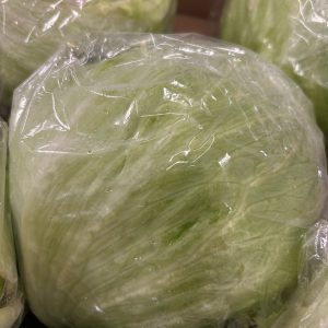 Lechuga iceberg fresca por unidad lista para consumir