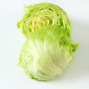 Lechuga iceberg fresca cortada por la mitad, lista para tus ensaladas más saludables
