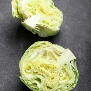 Corte transversal de lechuga iceberg mostrando su textura fresca