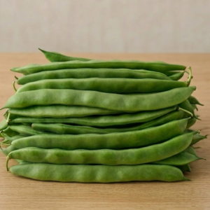 Judías verdes frescas a granel sobre mesa de madera