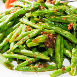 Judías verdes salteadas con ajo y aliño sobre plato