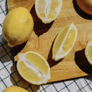 Limones troceados naturales sobre tabla de madera