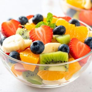 Macedonia de fruta de temporada variada y fresca