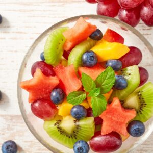 Macedonia de frutas con sandía sin pepita, kiwi, uvas y arándanos
