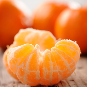 Mandarina fresca abierta mostrando sus gajos