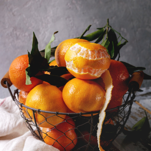 Mandarinas frescas con hojas en cesta tradicional