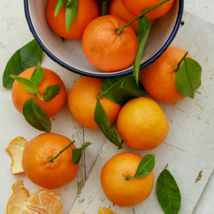 Mandarina frescas con hojas verdes y naturales