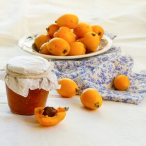 Mermelada casera de nísperos con fruta fresca de temporada