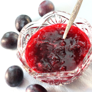 mermelada casera elaborada con ciruelas rojas maduras