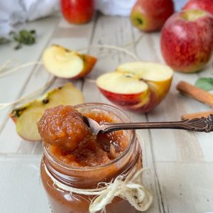 Mermelada casera de manzana Ambrosia con canela en tarro casero