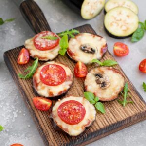 Mini pizzas de berenjena al horno con tomate y queso