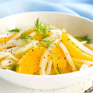 Ensalada fresca de naranjas de mesa con cebolletas e hinojo