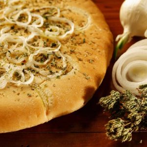 Pan casero con cebolla dulce fresca al horno