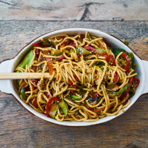 Pasta con verduras de temporada salteadas del pack de verduras frescas
