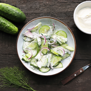 Pepino español con salsa de yogur y hierbas