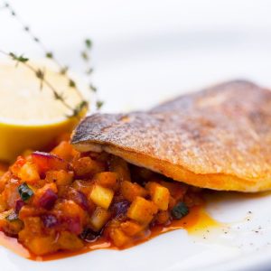 Pisto tradicional con pescado a la plancha estilo mediterráneo