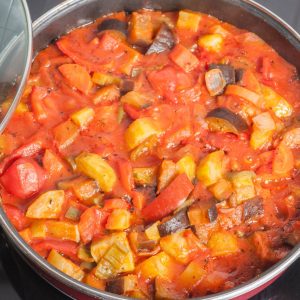 Pisto tradicional de verduras cocinado estilo casero