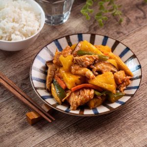 Pollo salteado con piña fresca en receta saludable casera