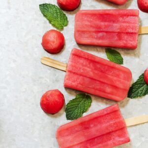 Polos caseros de sandía sin pepita con menta, merienda fresca y saludable