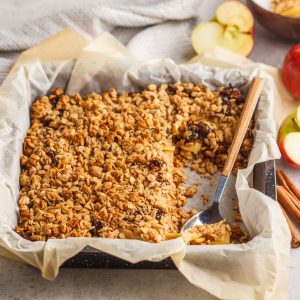 Crumble de manzana Ambrosia con copos de avena y pasas.