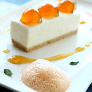 Tarta fría de queso con gajos de mandarina natural