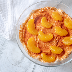 Postre cremoso y casero con gajos de mandarina y toque de canela