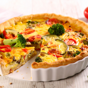 Quiche casera de verduras de temporada con hortalizas frescas
