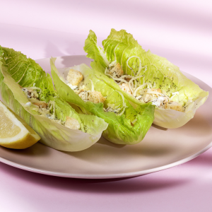 Wraps de lechuga baby rellenos con pollo, crutones y queso