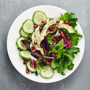 Ensalada con lechuga baby, pepino fresco, aguacate y granada
