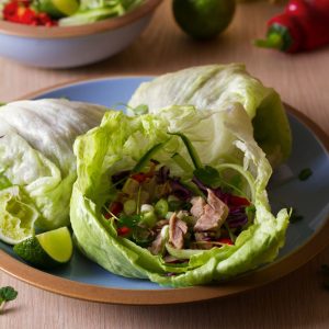 Wraps de lechuga iceberg rellenos de verduras y pollo con lima