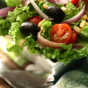 Ensalada fresca de lechuga baby con anchoas, tomate cherry y aceitunas negras - Disfrutaonline