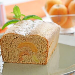 Bizcocho casero de nísperos elaborado con fruta de temporada