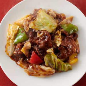 Salteado de col blanca fresca con verduras y salsa