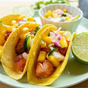 Tacos crujientes de salmón dorado y mango cremoso