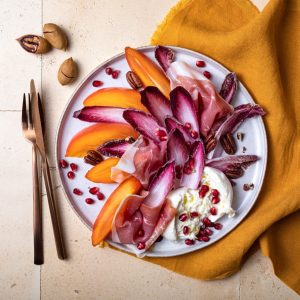 Ensalada gourmet con kaki persimon, jamón y burrata