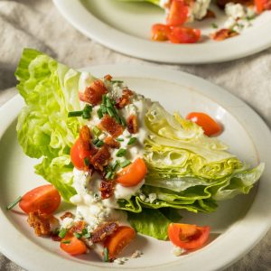 Ensalada fresca con lechuga iceberg, bacon, queso azul y tomate
