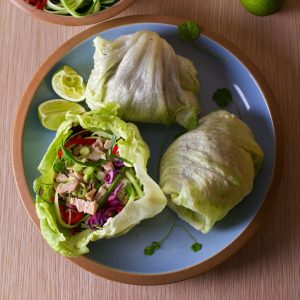 Rollitos de lechuga iceberg rellenos de pollo y verduras frescas