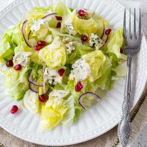 Ensalada de lechuga iceberg con queso azul y granada