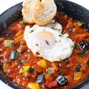 Pisto tradicional con huevo para comida rápida